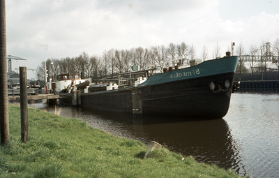806075 Afbeelding van het vrachtschip Calpam 18 van de Steenkolen Handels Vereniging (S.H.V.) in het Merwedekanaal te ...
